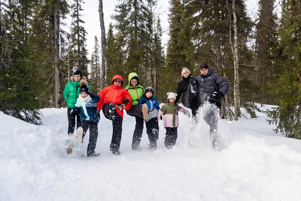 Seance photo famille multigenerationnelle Luosto Laponie 9 personnes