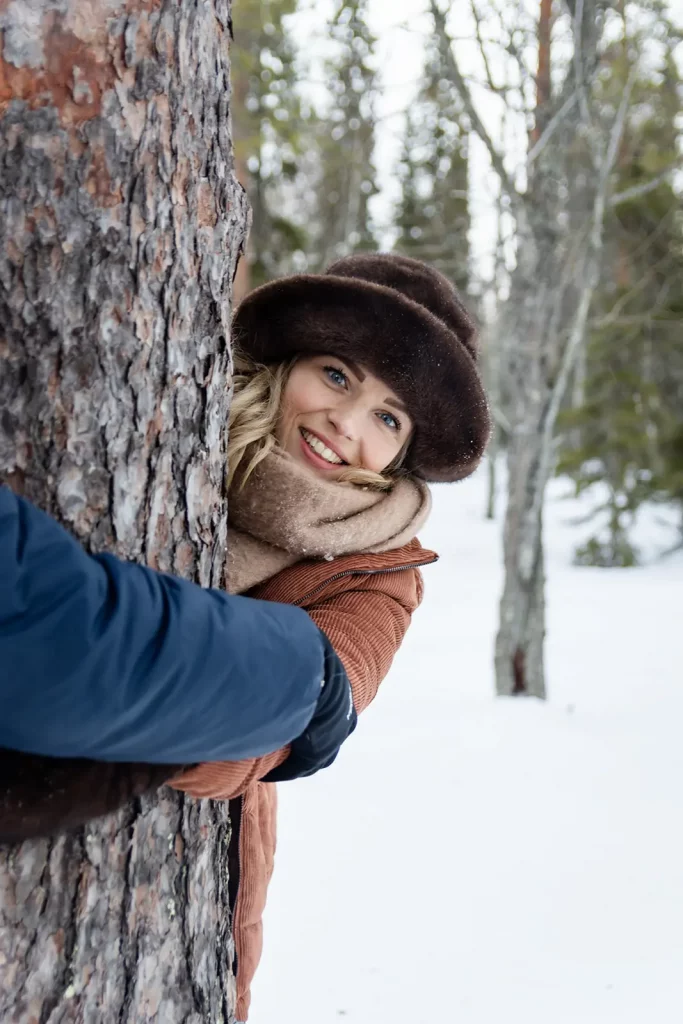 portrait femme hiver arbre foret neige