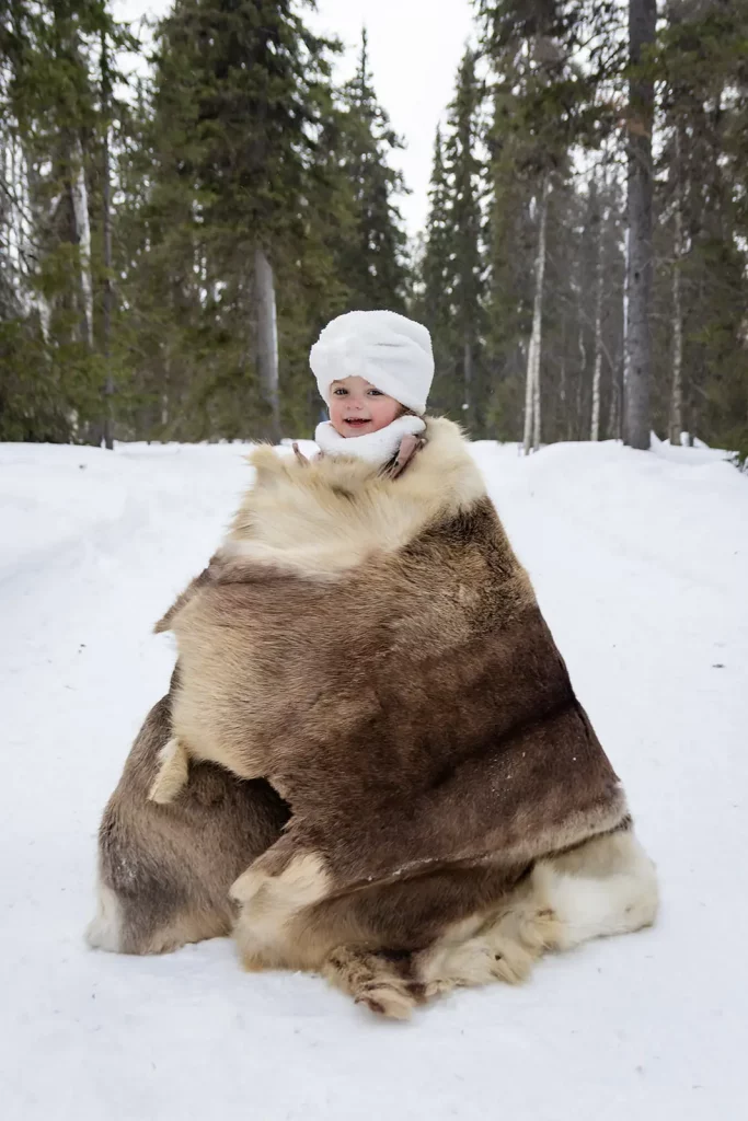 Bebe luge peaux de rennes Laponie Luosto accessoire