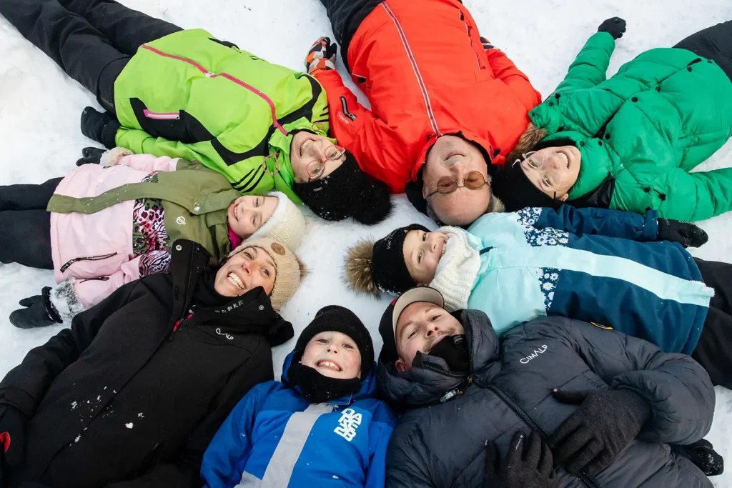 Ambiance chaleureuse famille Luosto Laponie hiver