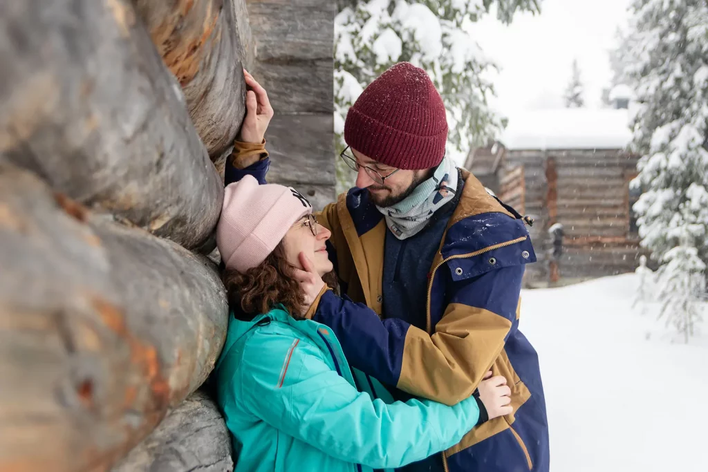 Seance photo couple Laponie Luosto neige hiver romantique