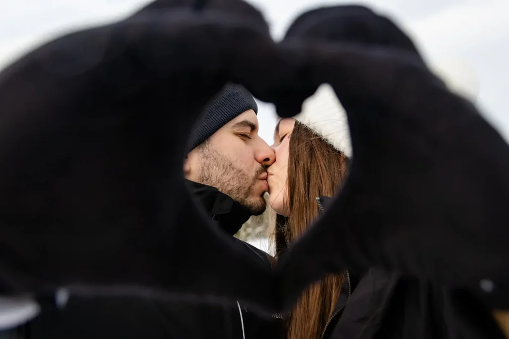 Baiser romantique couple Luosto seance fiancailles