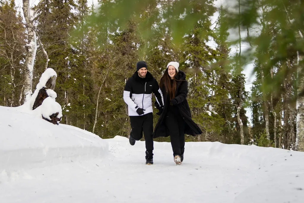 Couple marchant foret enneigee Laponie seance photo