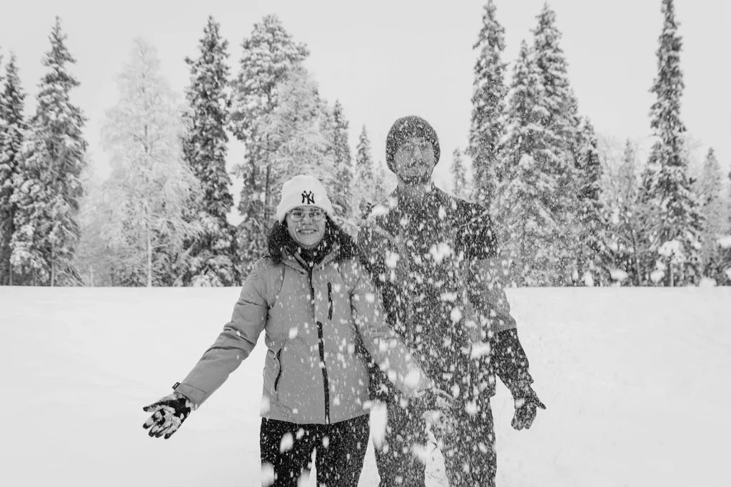 noir et blanc couple a la neige