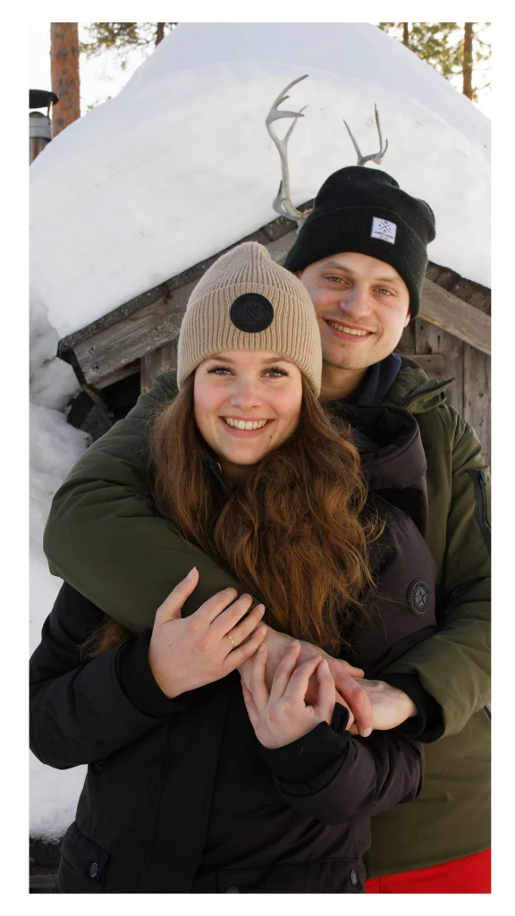 couple seance photo devant un kota a Luosto