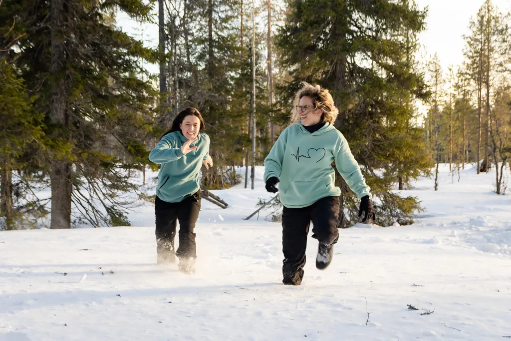 Course folle neige BFF Luosto seance photo fun