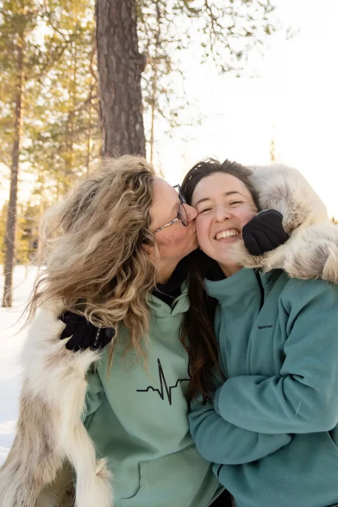 Deux femmes calin neige Luosto seance amitie