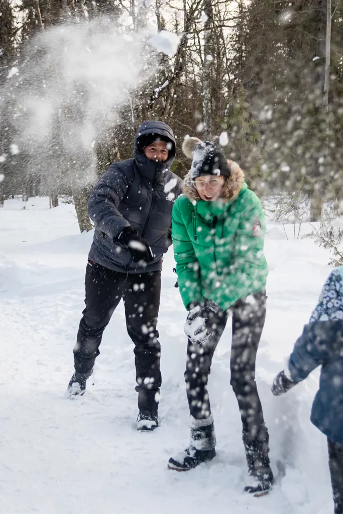 Enfants jouant autour parents Luosto Laponie