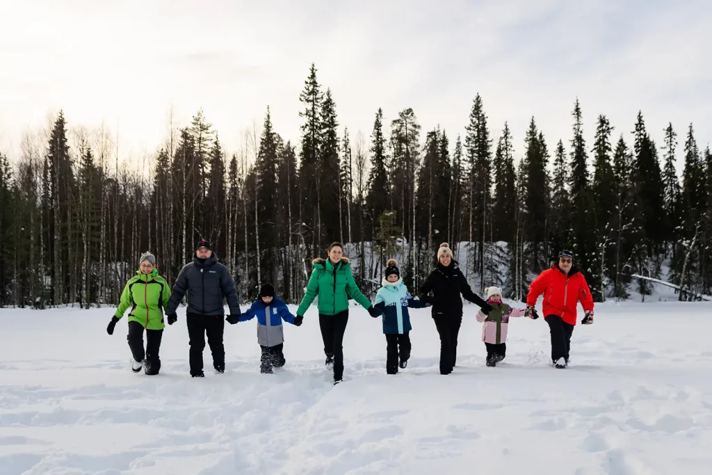 Famille élargie lac gele Luosto seance photo hiver