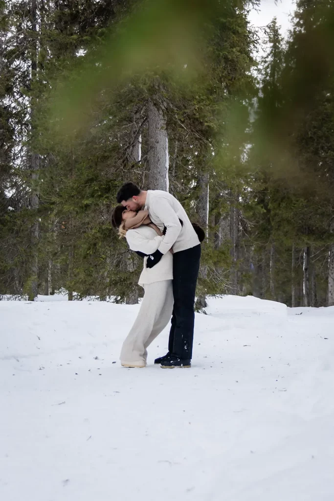 Seance couple parent bebe lac gele Laponie foret