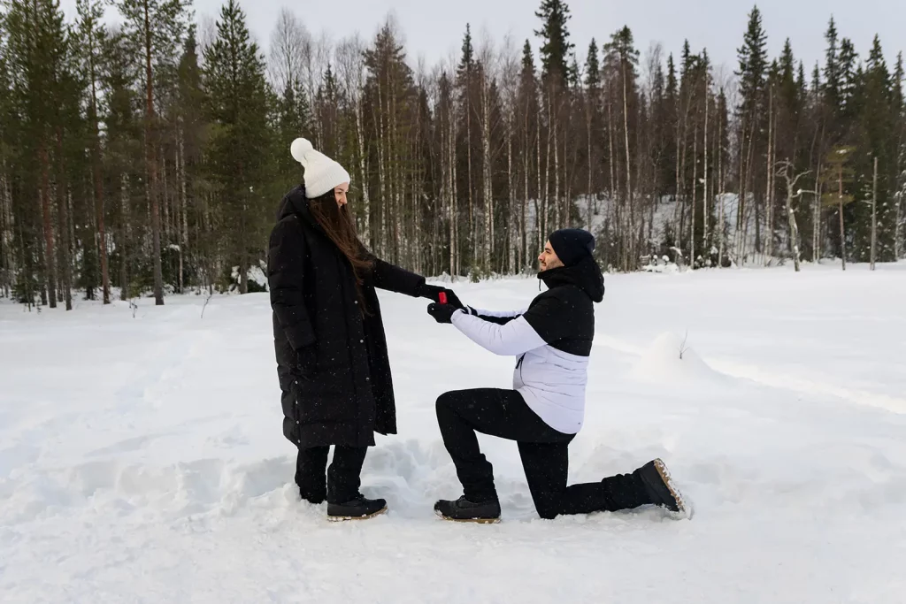 Fiancailles hivernales foret Luosto photographe Laponie