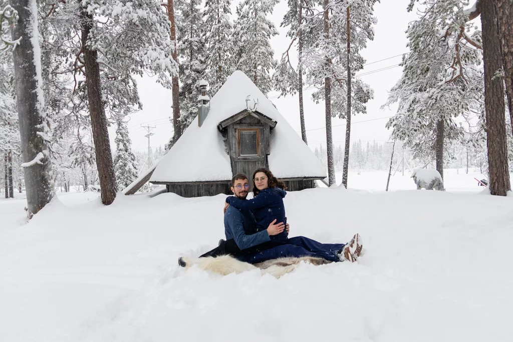 couple devant un kota en laponie