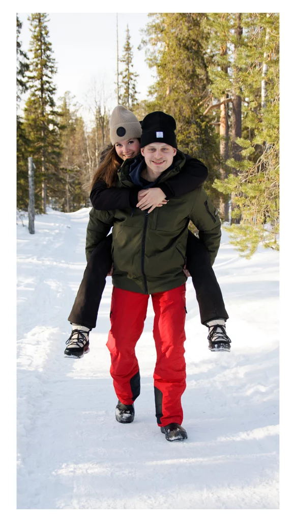 Couple foret neige soleil Laponie Luosto photo lumineuse