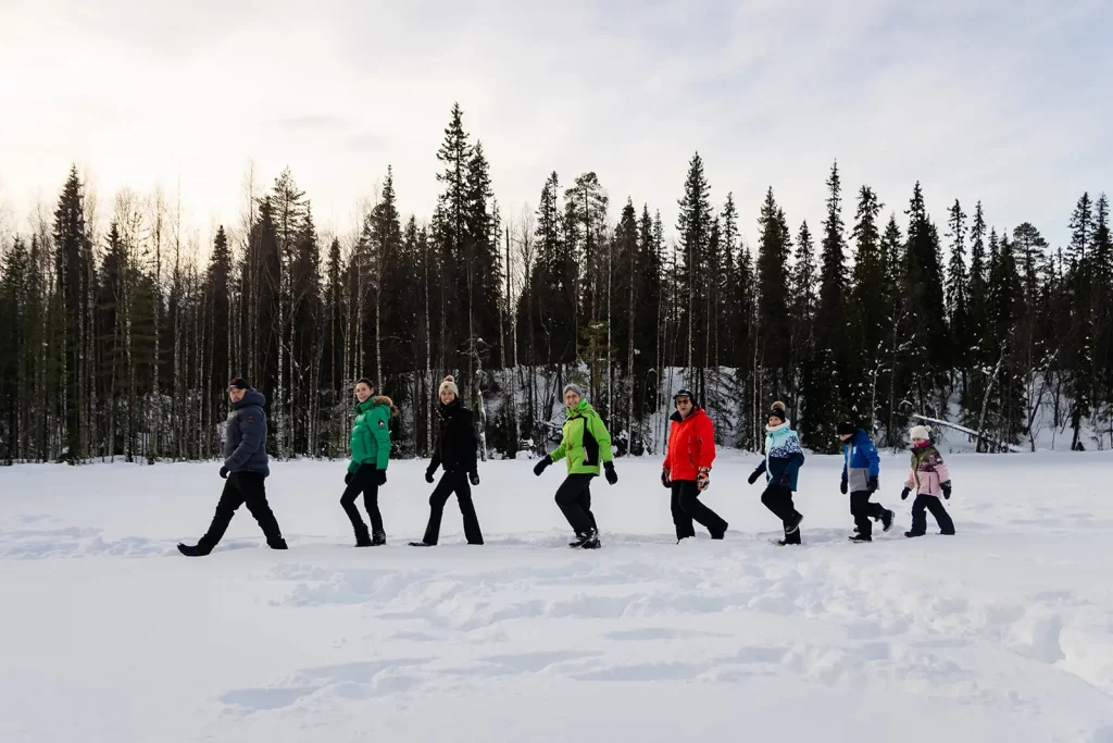 Grands parents petits enfants Laponie seance photo famille