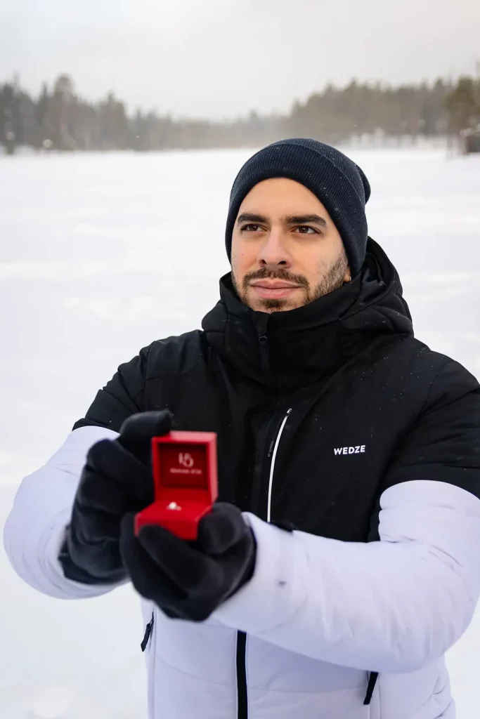 La bague de fiançailles mise en valeur sur un fond de neige