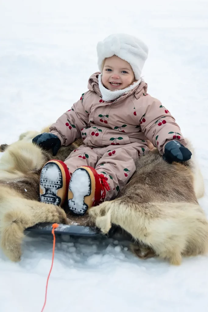 Gros plan bebe 3 ans souriant Laponie photo famille