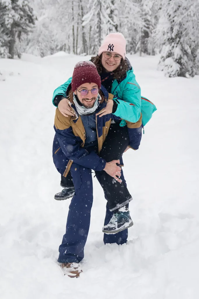 couple amusant seance photo Laponie