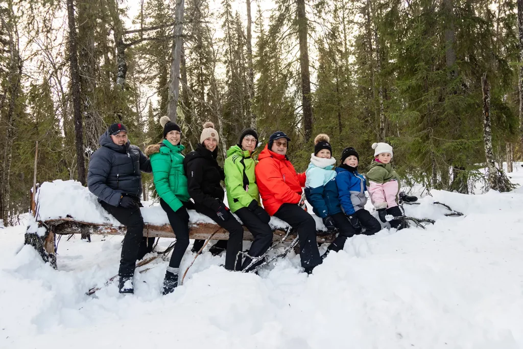 Ambiance chaleureuse famille Luosto Laponie hiver