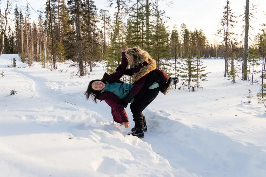 Portrait duo BFF hiver Luosto meilleures amies