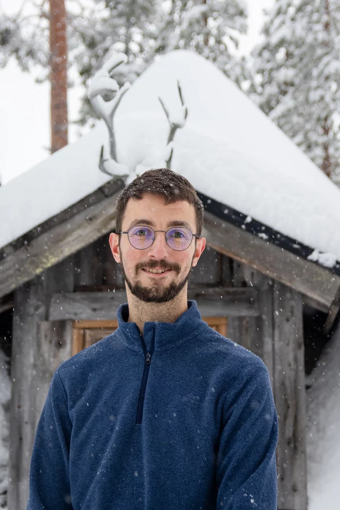 Portrait homme avec corne de rennes