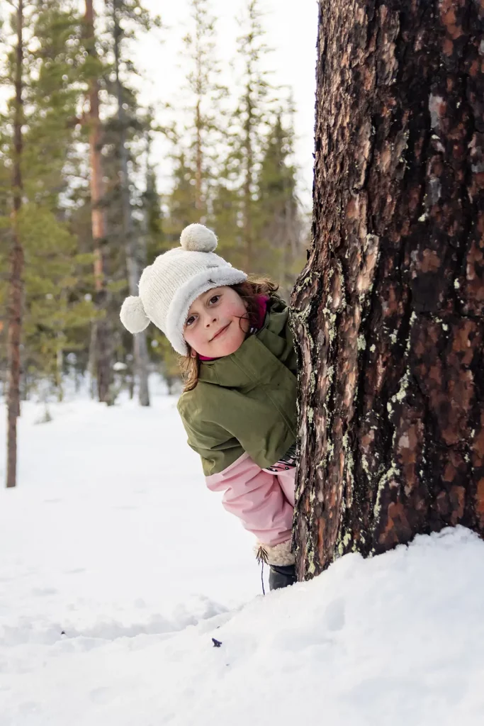 portrait enfant hiver arbre