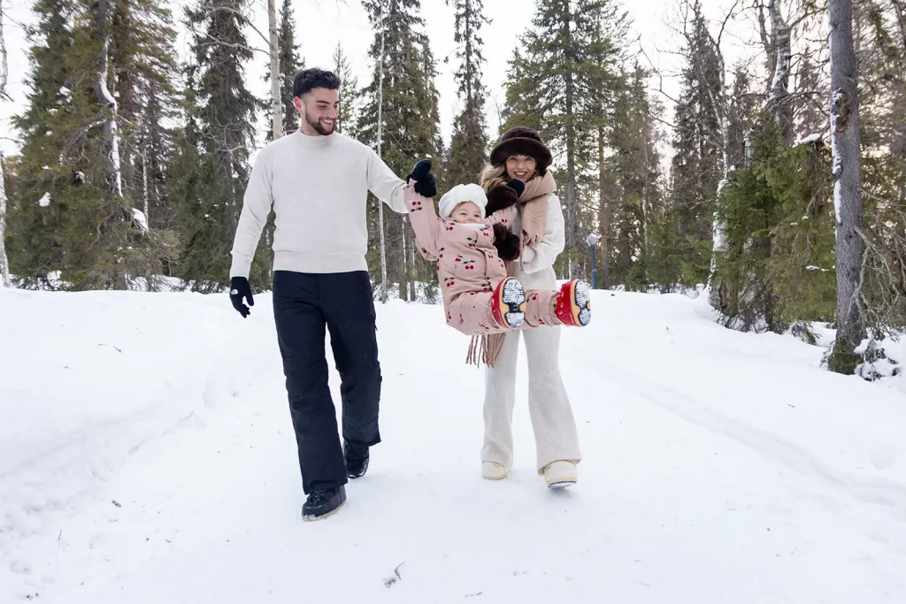 Famille marche foret Luosto Laponie seance photo dynamique