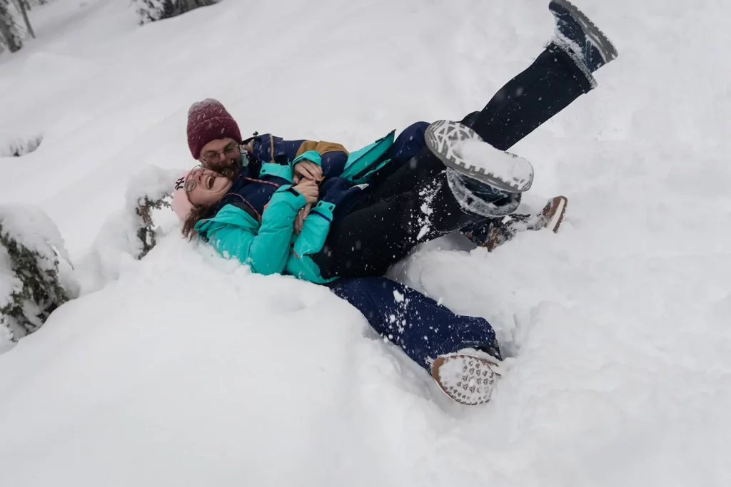 Seance photo couple Laponie Luosto neige hiver romantique
