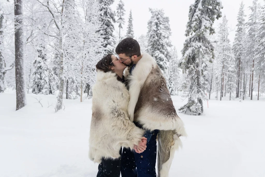 couple avec peau de renne, baiser