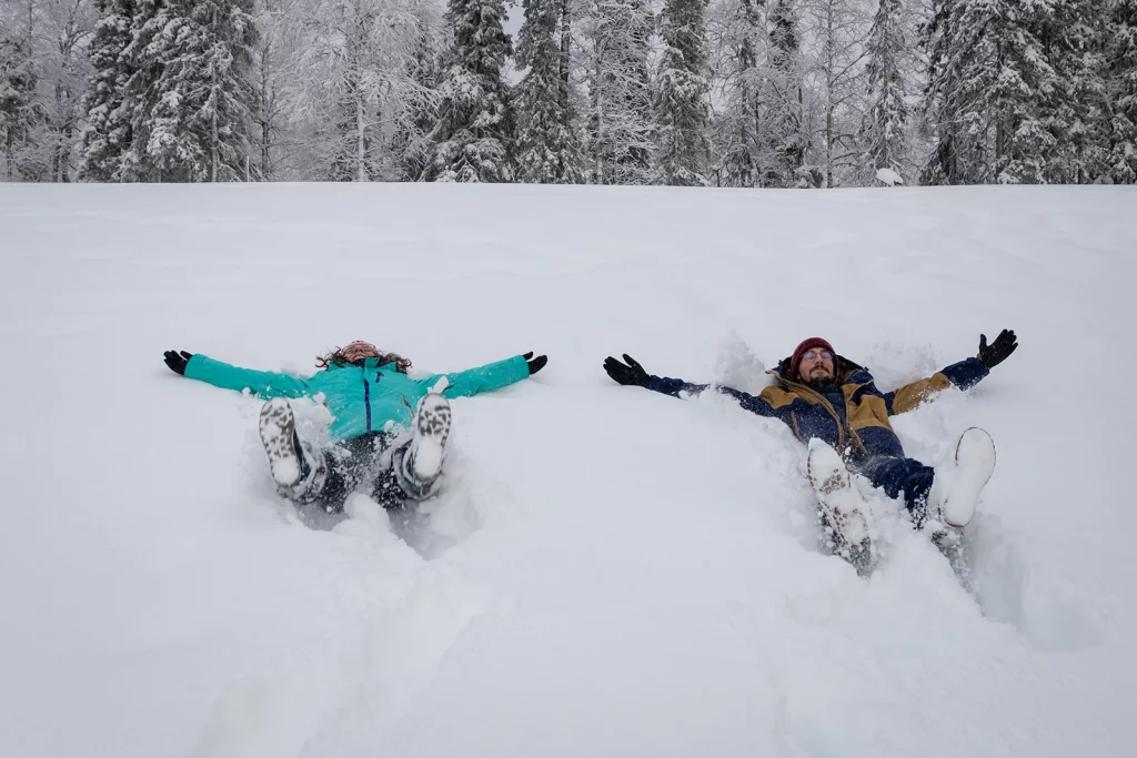 Ange de neige lors d'une seance couple à Luosto