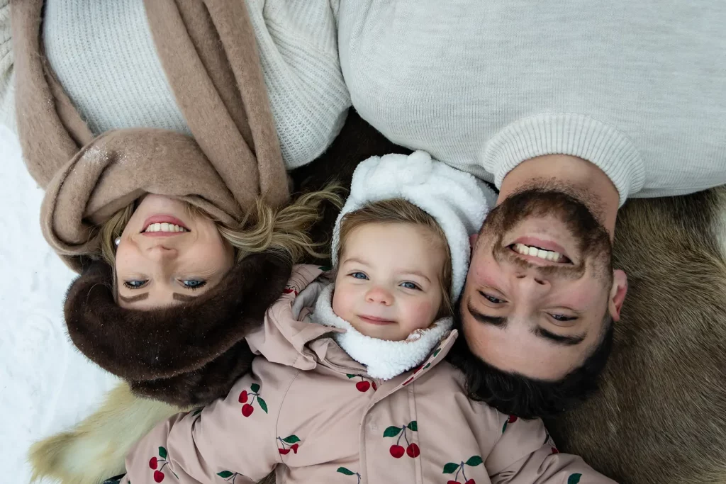 Rires famille neige Luosto Laponie photo spontanee