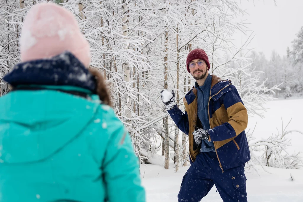 bataille de boule de neige à Luosto séance couple