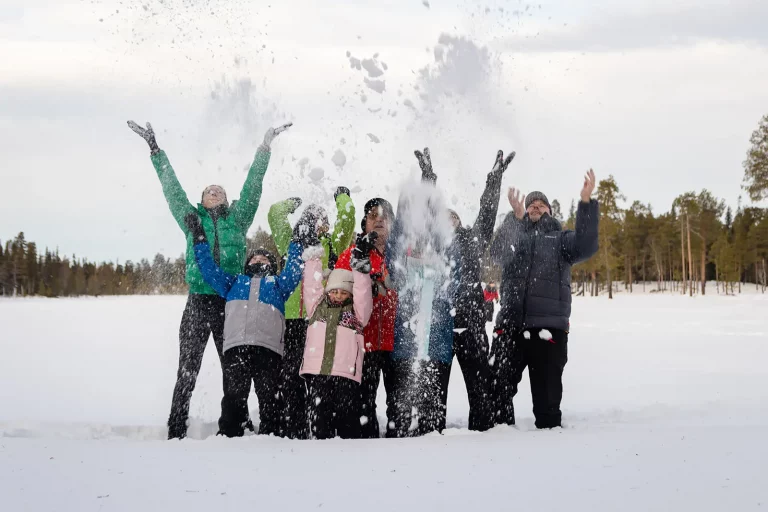 Photo groupe foret Luosto famille multigénérationnelle