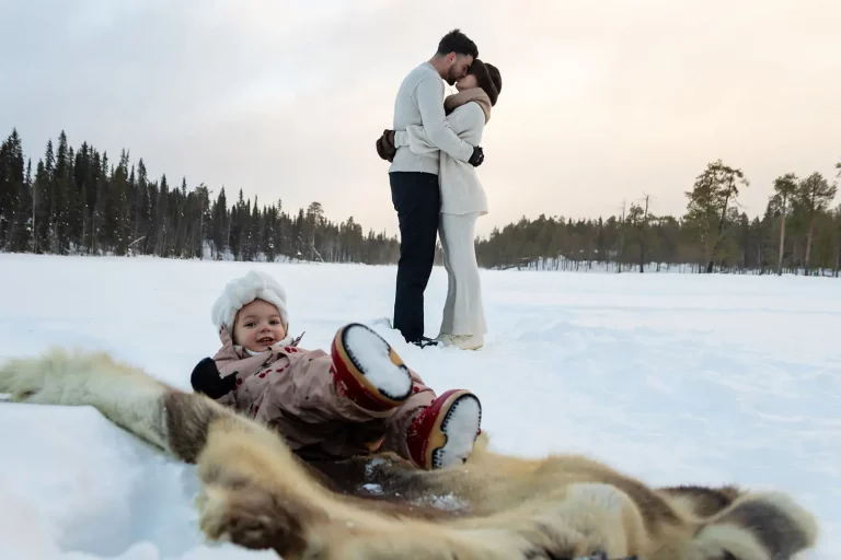 Seance photo famille luge Luosto Laponie bébé 3 ans