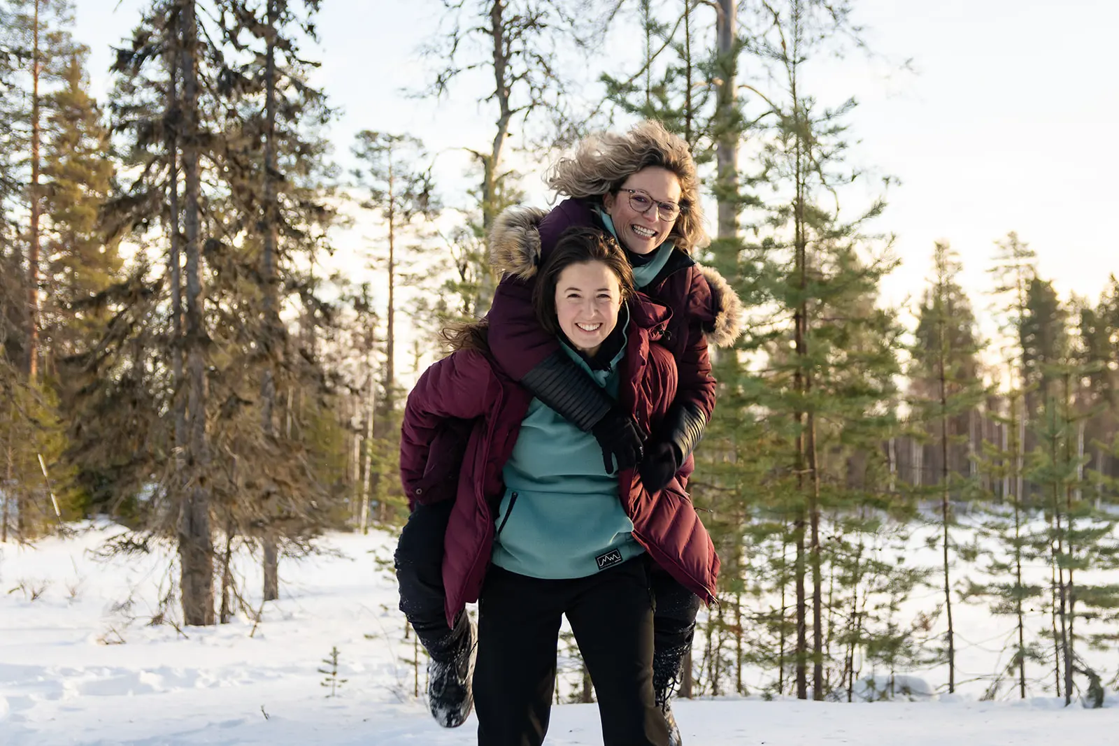 Rires complicite meilleures amies foret Luosto Laponie